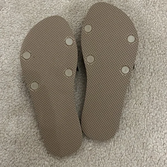 Bundle of 4 Pairs of Women’s Old Navy Sandals and Flip Flops - Size 8 - Picture 5 of 9